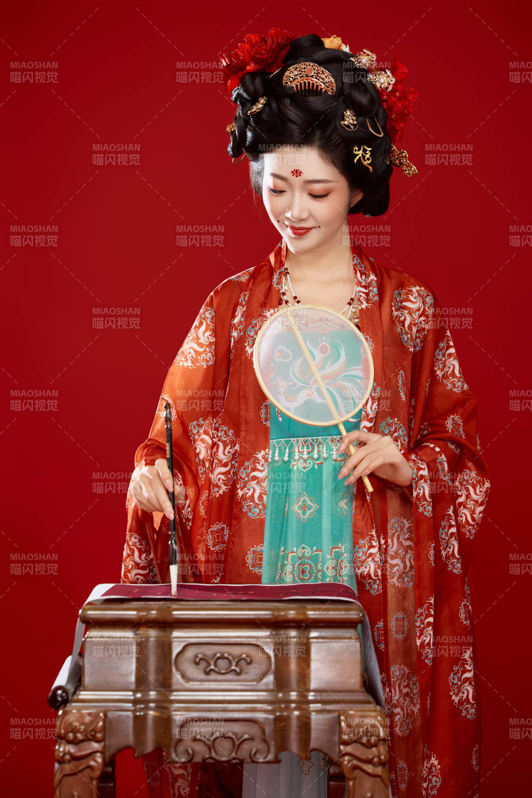 红色背景下大唐风韵女性古装妆容造型