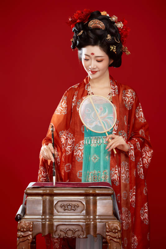 红色背景下大唐风韵女性古装妆容造型