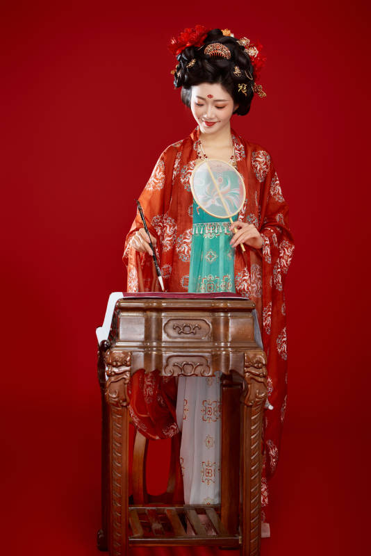 红色背景下大唐风韵女性古装妆容造型