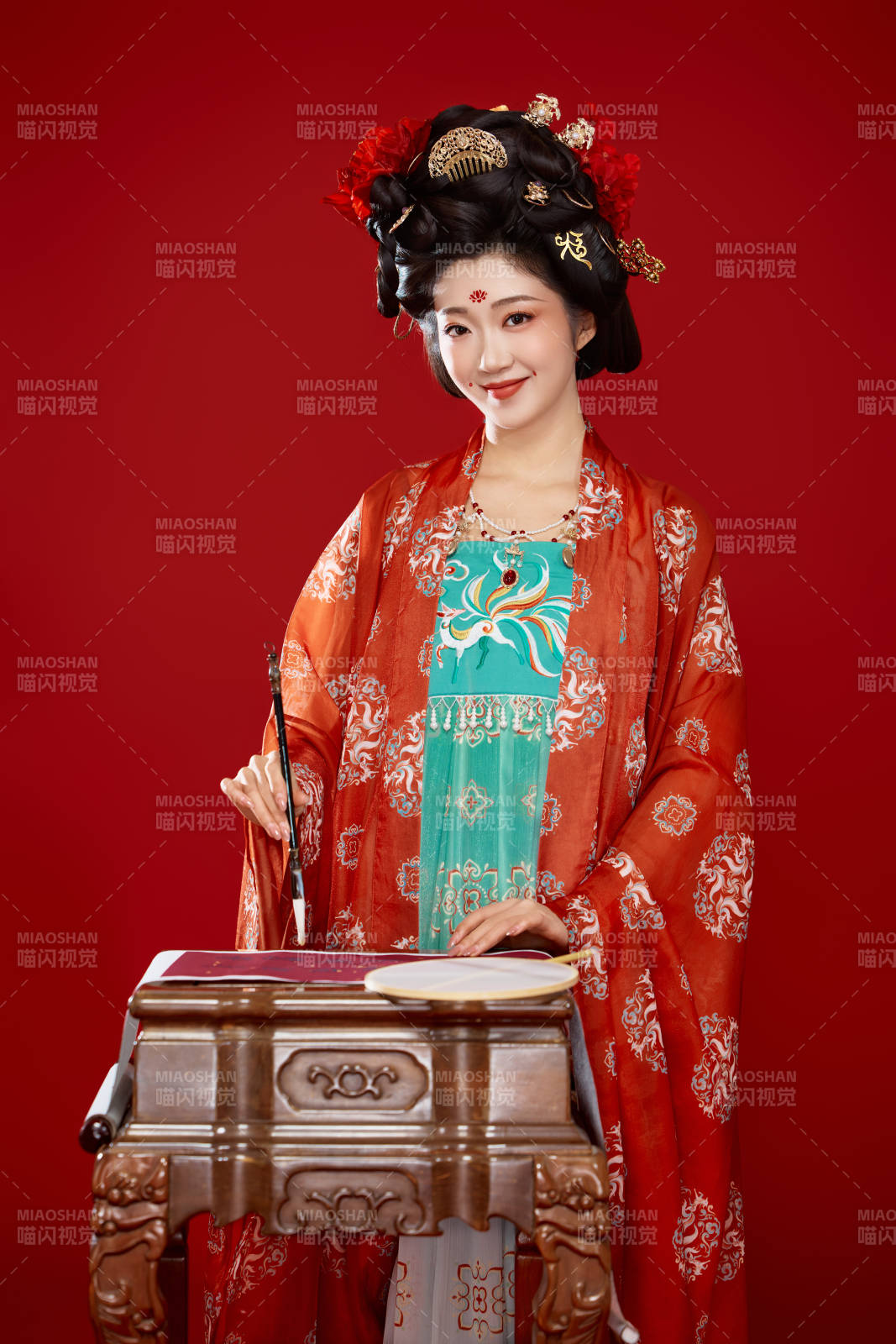 红色背景下大唐风韵女性古装妆容造型