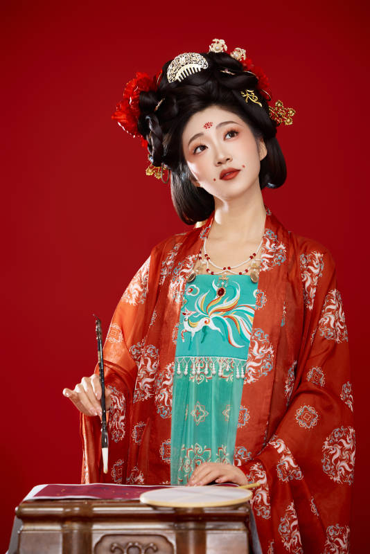 红色背景下大唐风韵女性古装妆容造型