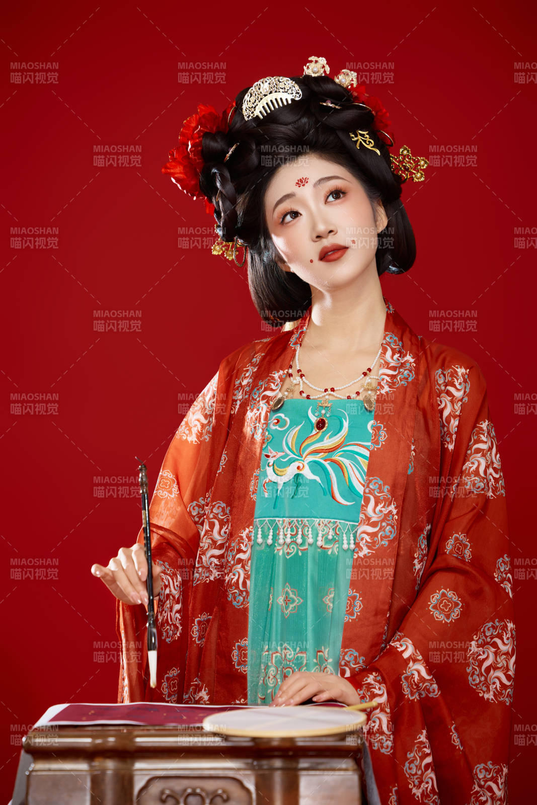 红色背景下大唐风韵女性古装妆容造型