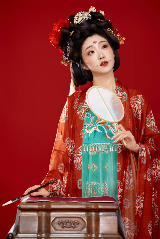 红色背景下大唐风韵女性古装妆容造型