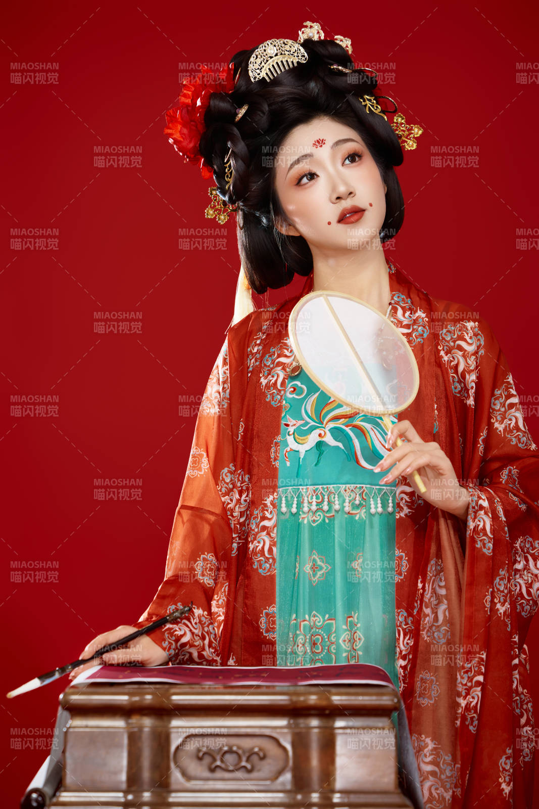 红色背景下大唐风韵女性古装妆容造型