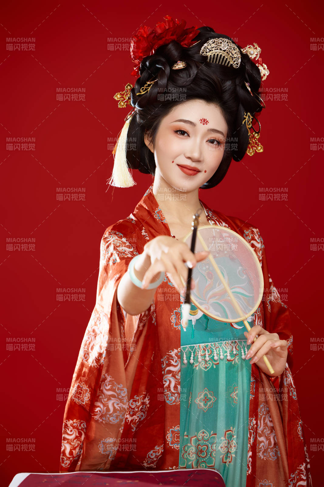 红色背景下大唐风韵女性古装妆容造型