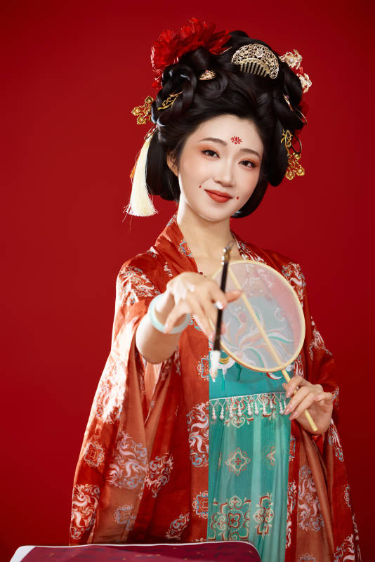 红色背景下大唐风韵女性古装妆容造型