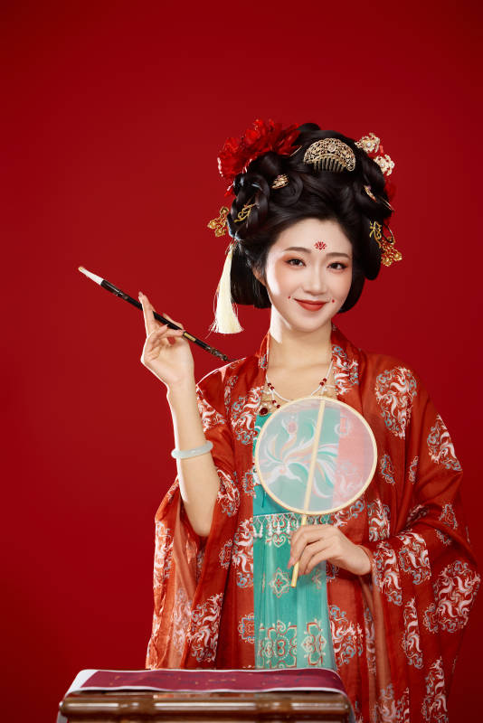 红色背景下大唐风韵女性古装妆容造型