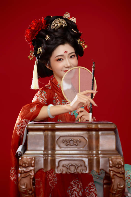 红色背景下大唐风韵女性古装妆容造型