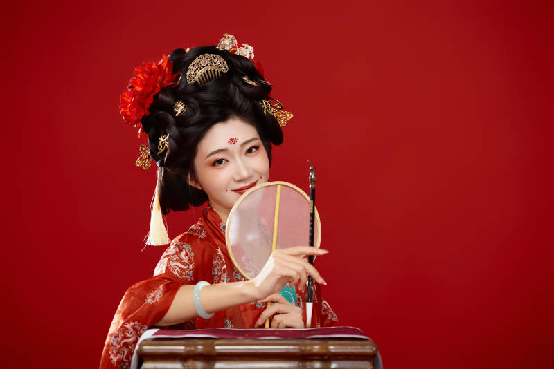 红色背景下大唐风韵女性古装妆容造型