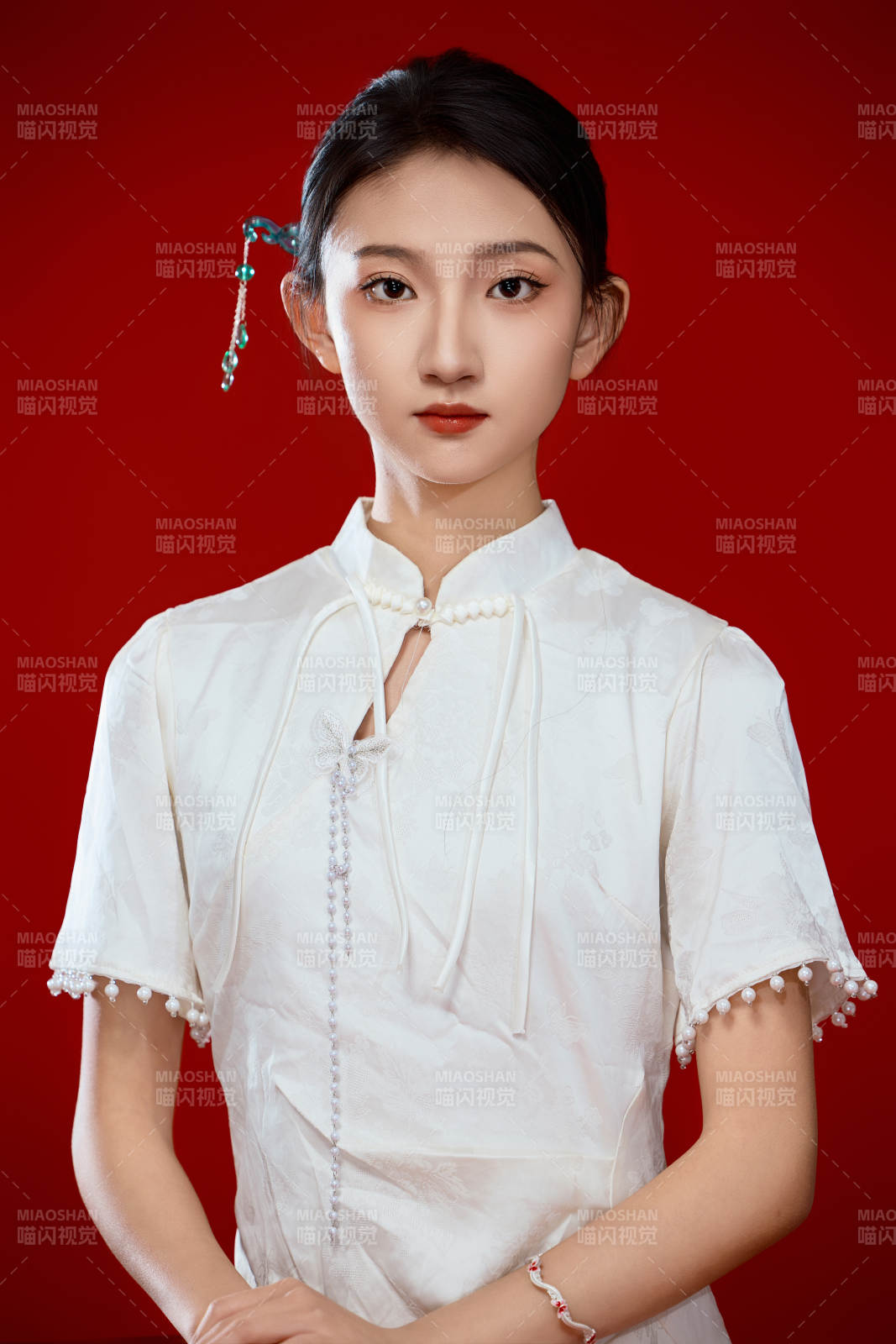 紅色背景下穿著中式傳統旗袍的美麗少女