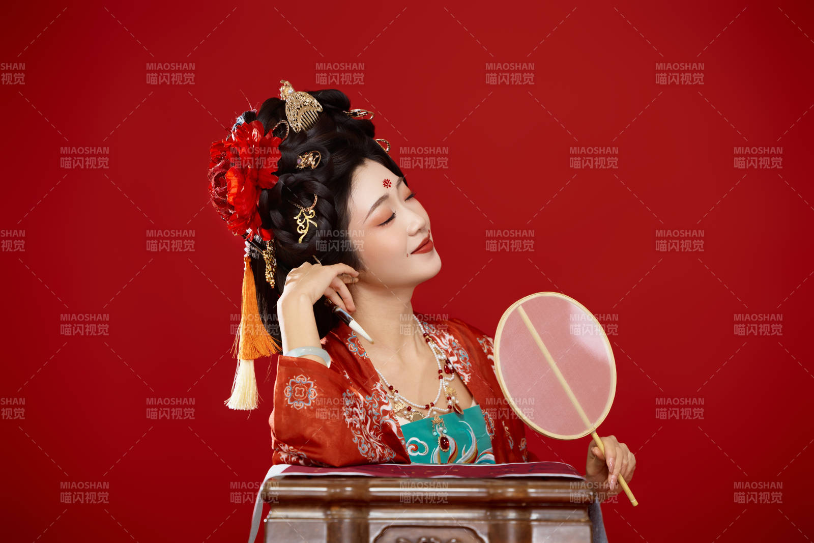 红色背景下大唐风韵女性古装妆容造型