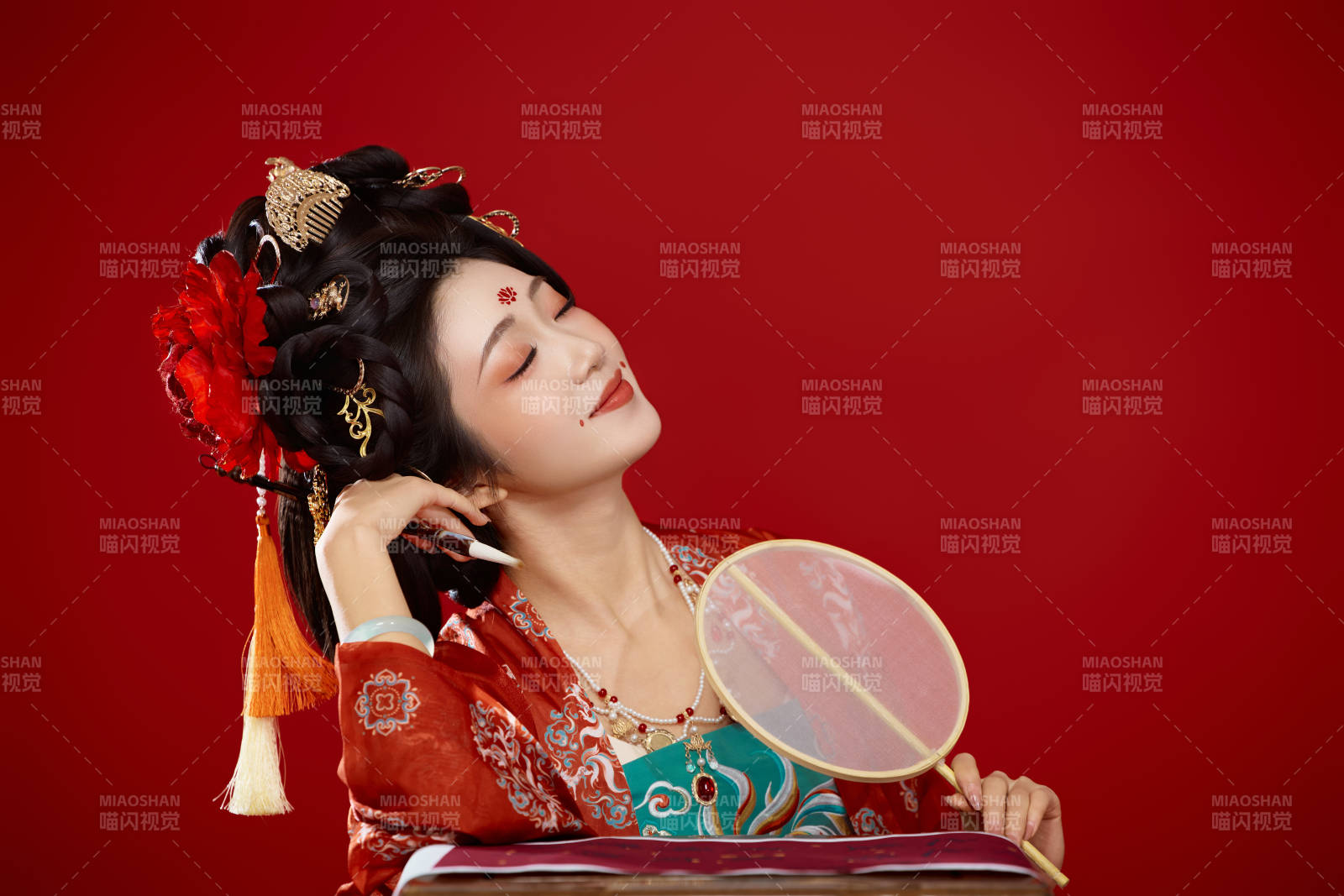 紅色背景下大唐風(fēng)韻女性古裝妝容造型