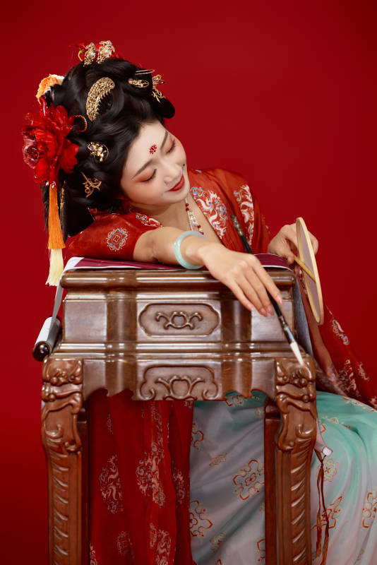 红色背景下大唐风韵女性古装妆容造型