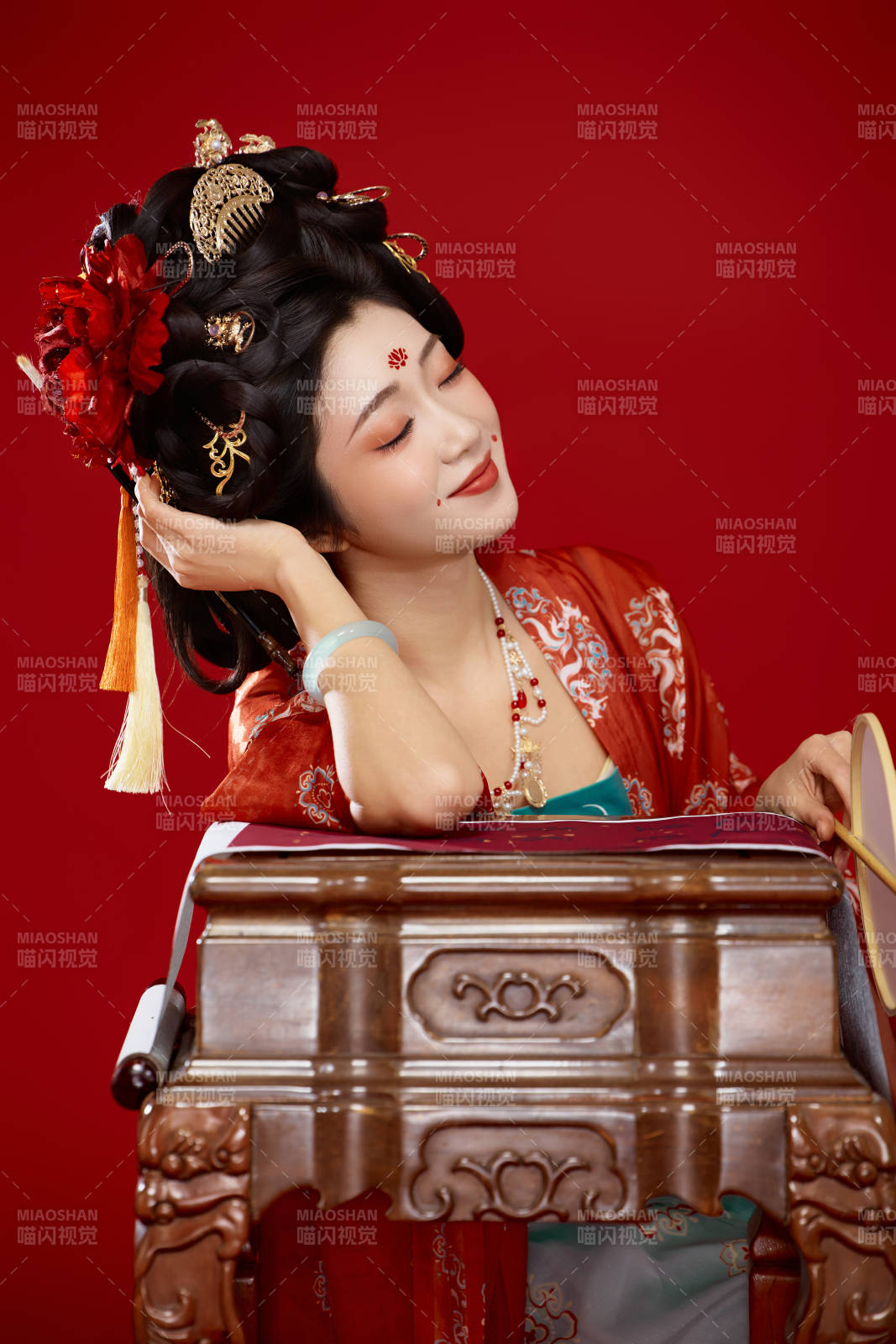 红色背景下大唐风韵女性古装妆容造型