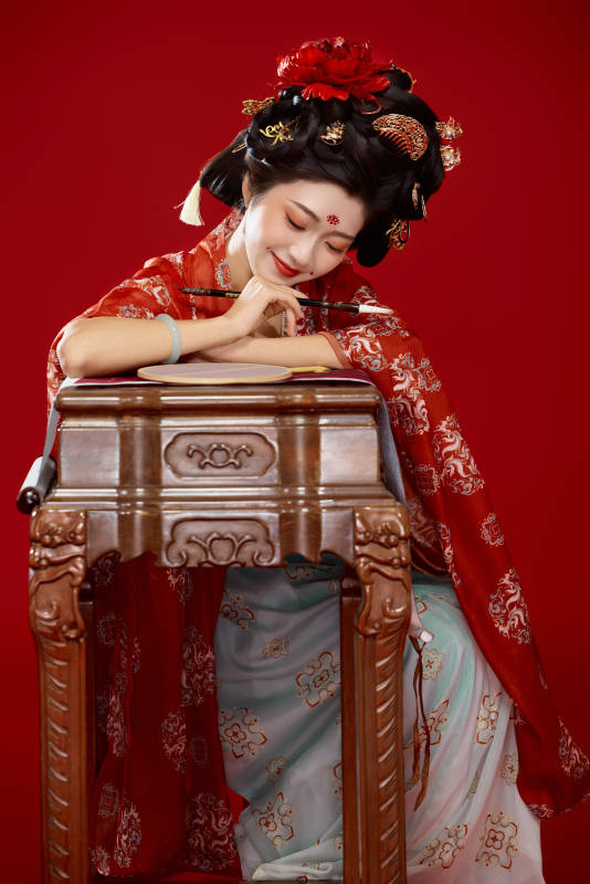 红色背景下大唐风韵女性古装妆容造型