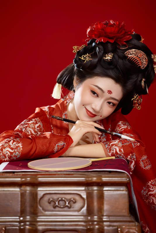 红色背景下大唐风韵女性古装妆容造型