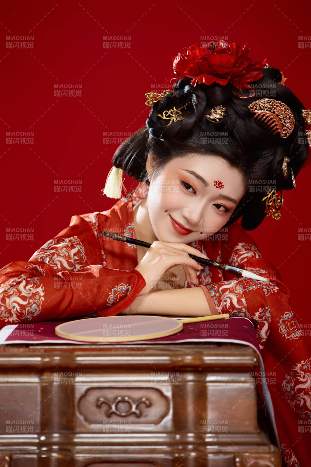 紅色背景下大唐風韻女性古裝妝容造型