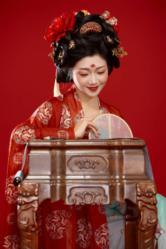 红色背景下大唐风韵女性古装妆容造型