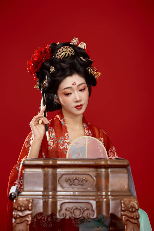 红色背景下大唐风韵女性古装妆容造型