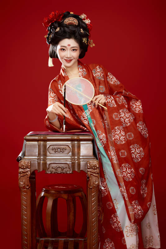 红色背景下大唐风韵女性古装妆容造型
