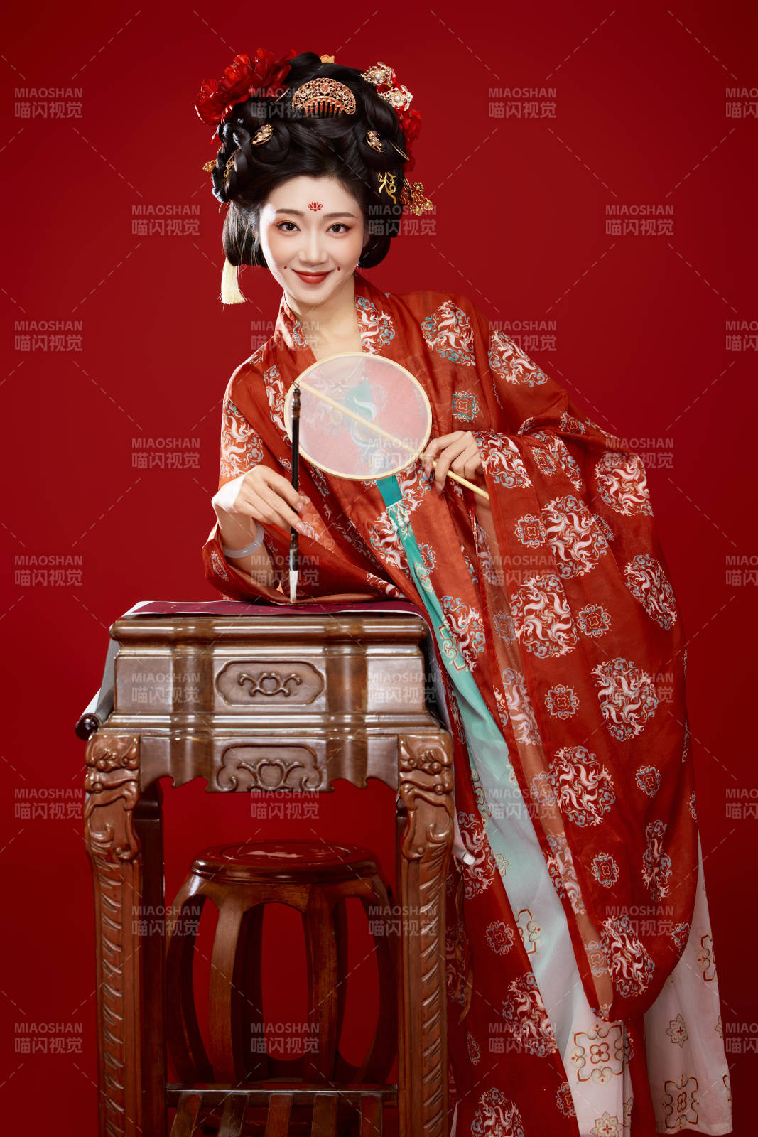 红色背景下大唐风韵女性古装妆容造型