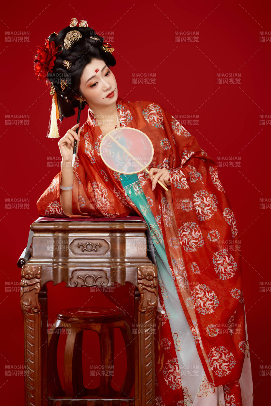 红色背景下大唐风韵女性古装妆容造型