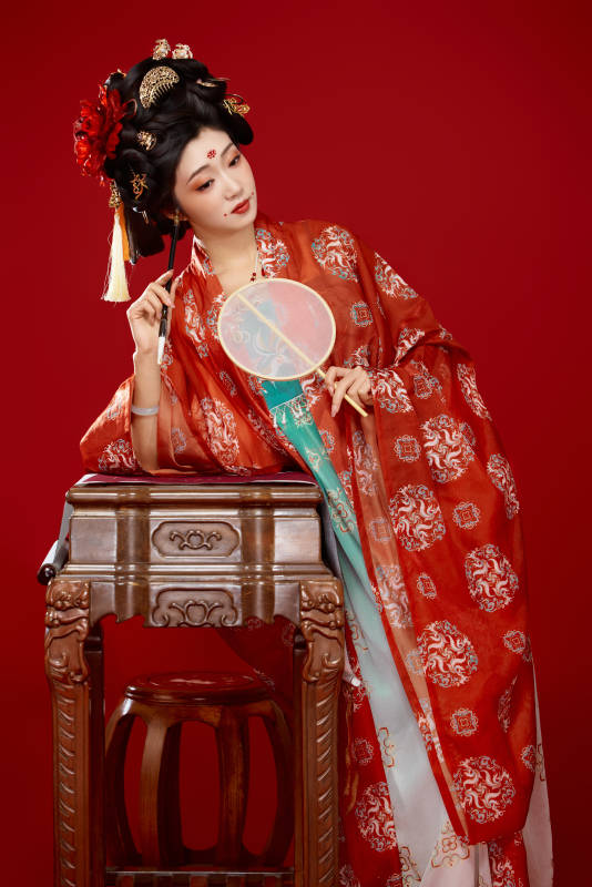 红色背景下大唐风韵女性古装妆容造型