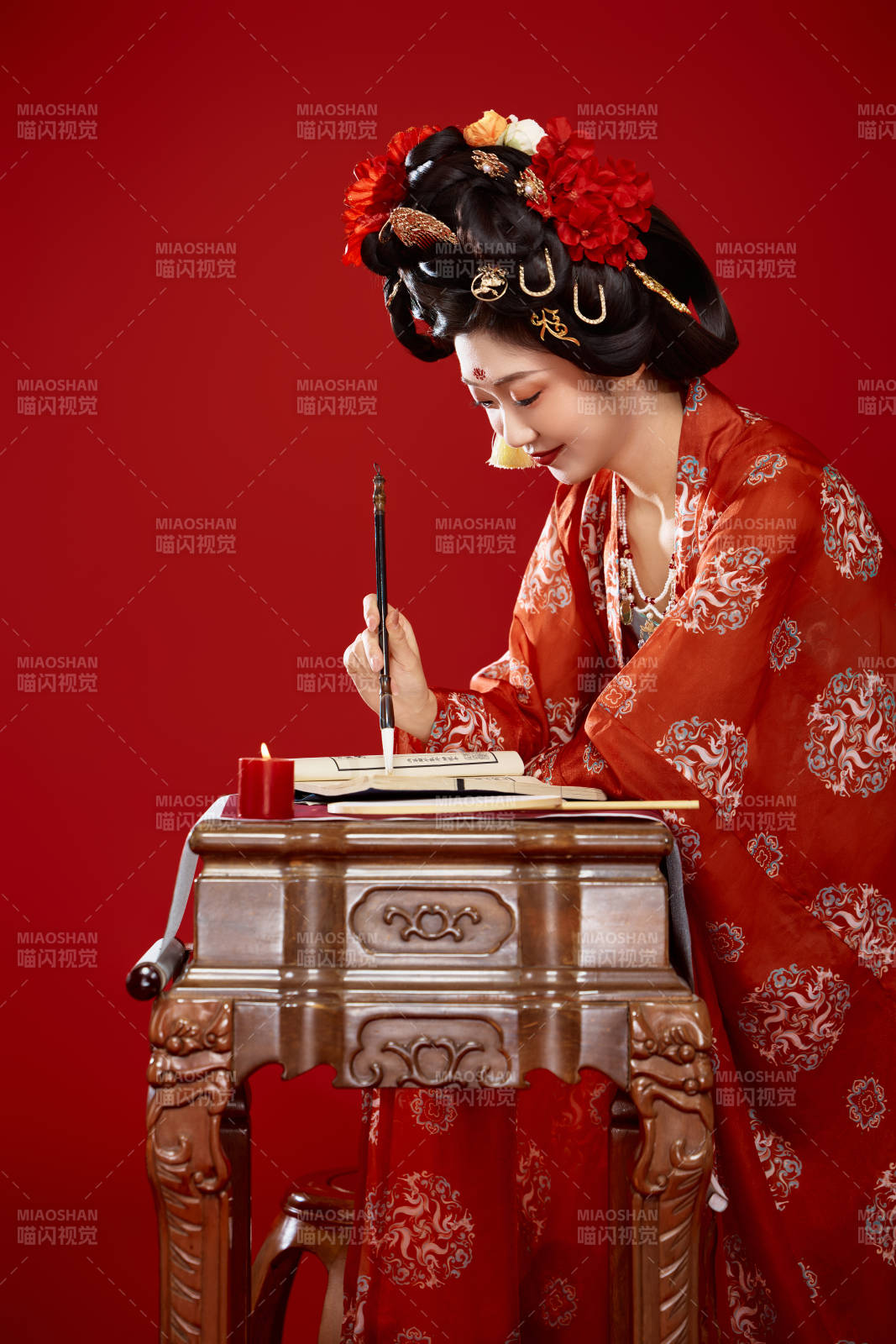 红色背景下大唐风韵女性古装妆容造型