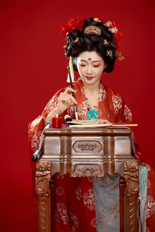 红色背景下大唐风韵女性古装妆容造型