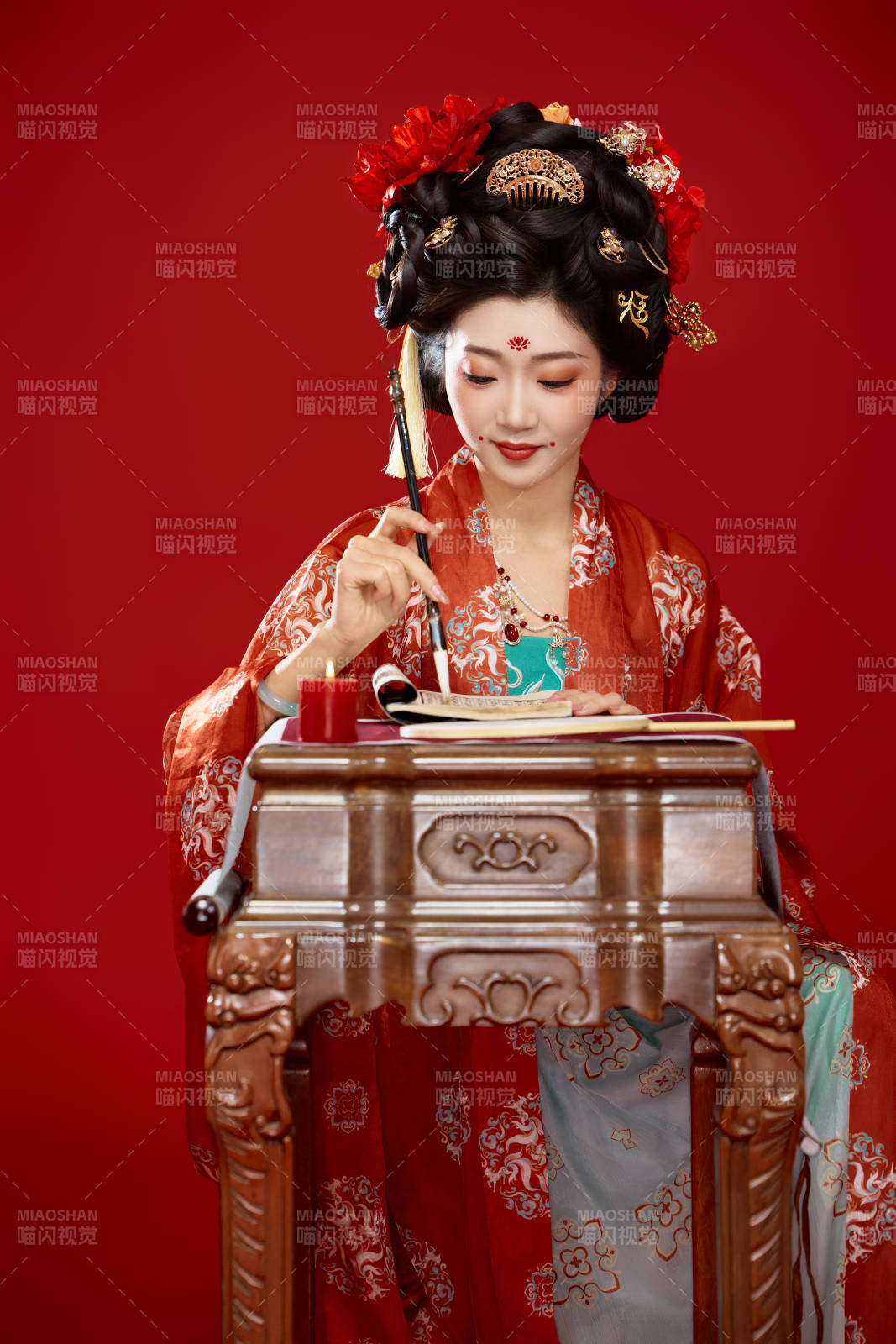 红色背景下大唐风韵女性古装妆容造型