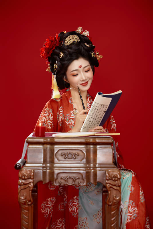 红色背景下大唐风韵女性古装妆容造型