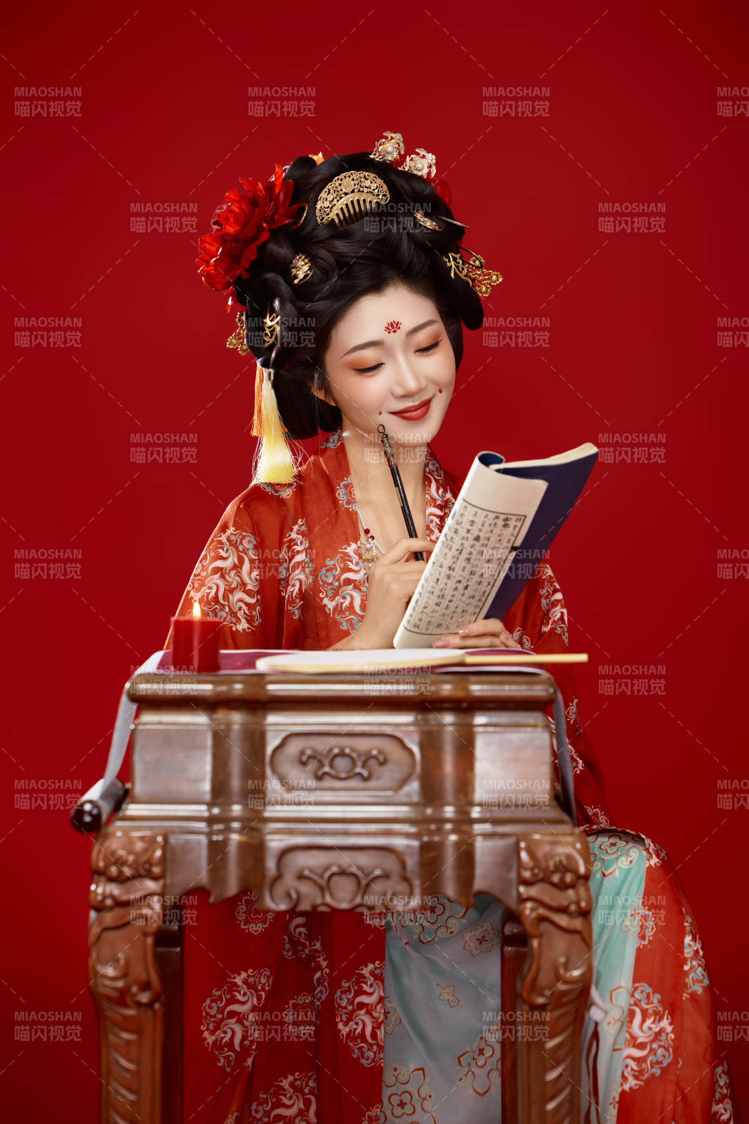 红色背景下大唐风韵女性古装妆容造型