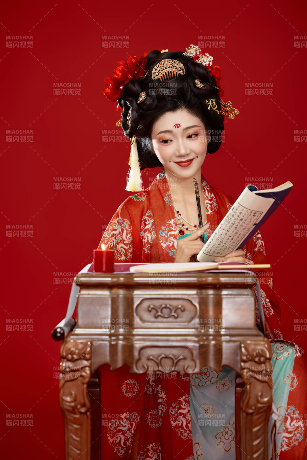 红色背景下大唐风韵女性古装妆容造型