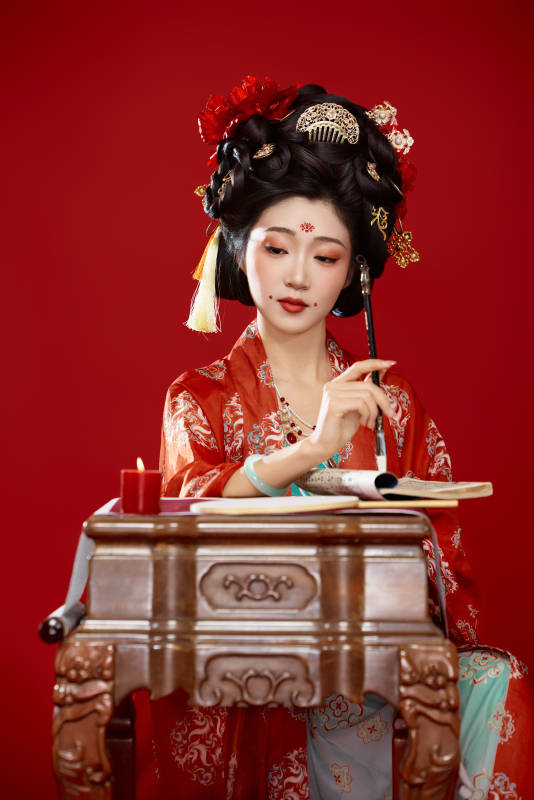 红色背景下大唐风韵女性古装妆容造型