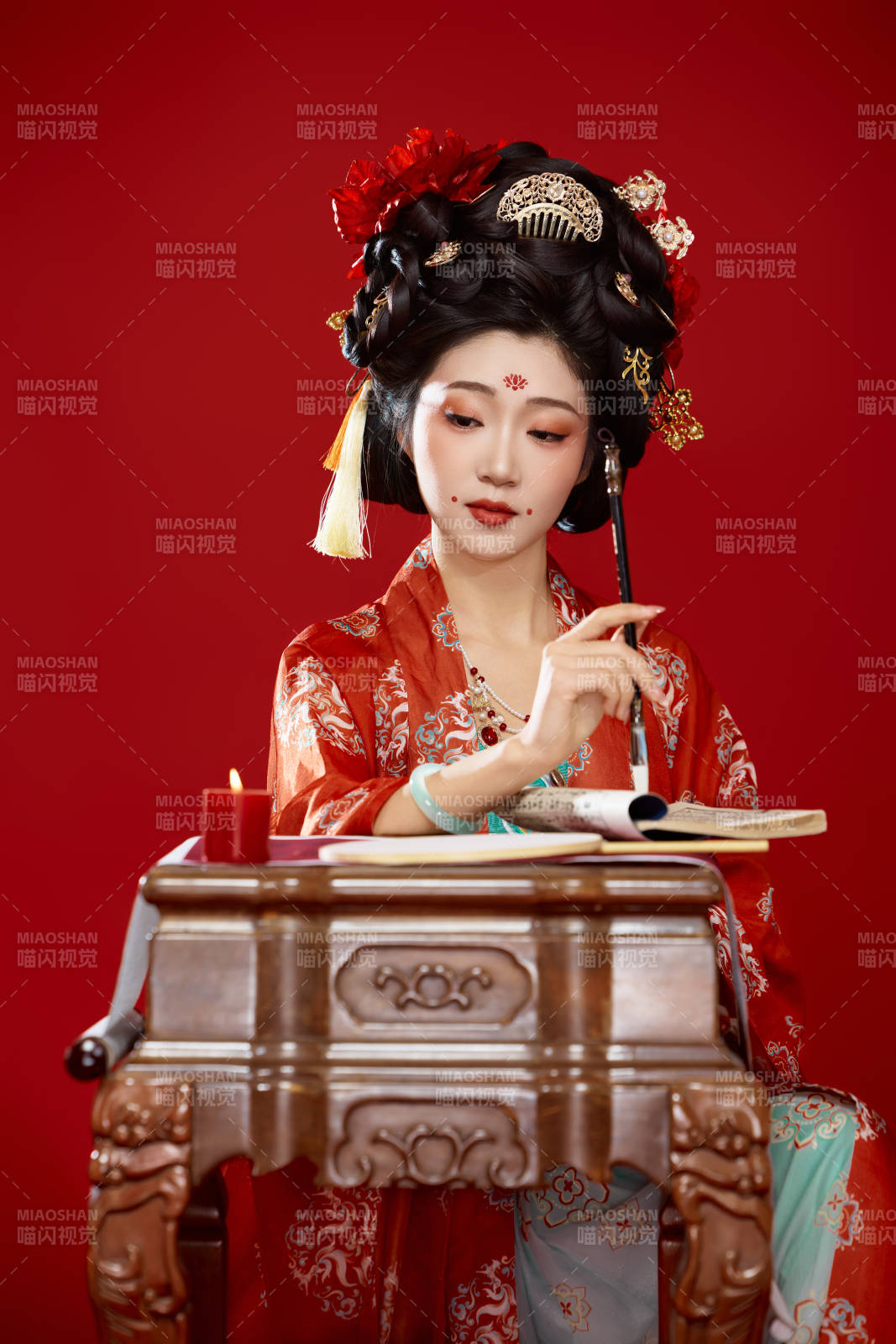 红色背景下大唐风韵女性古装妆容造型