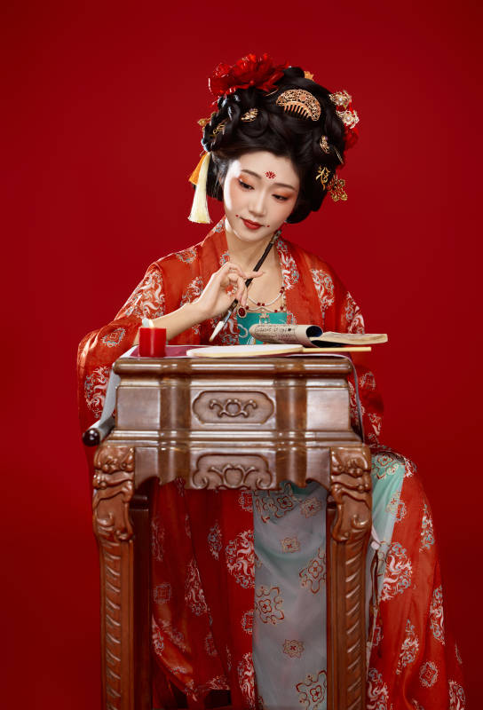 红色背景下大唐风韵女性古装妆容造型