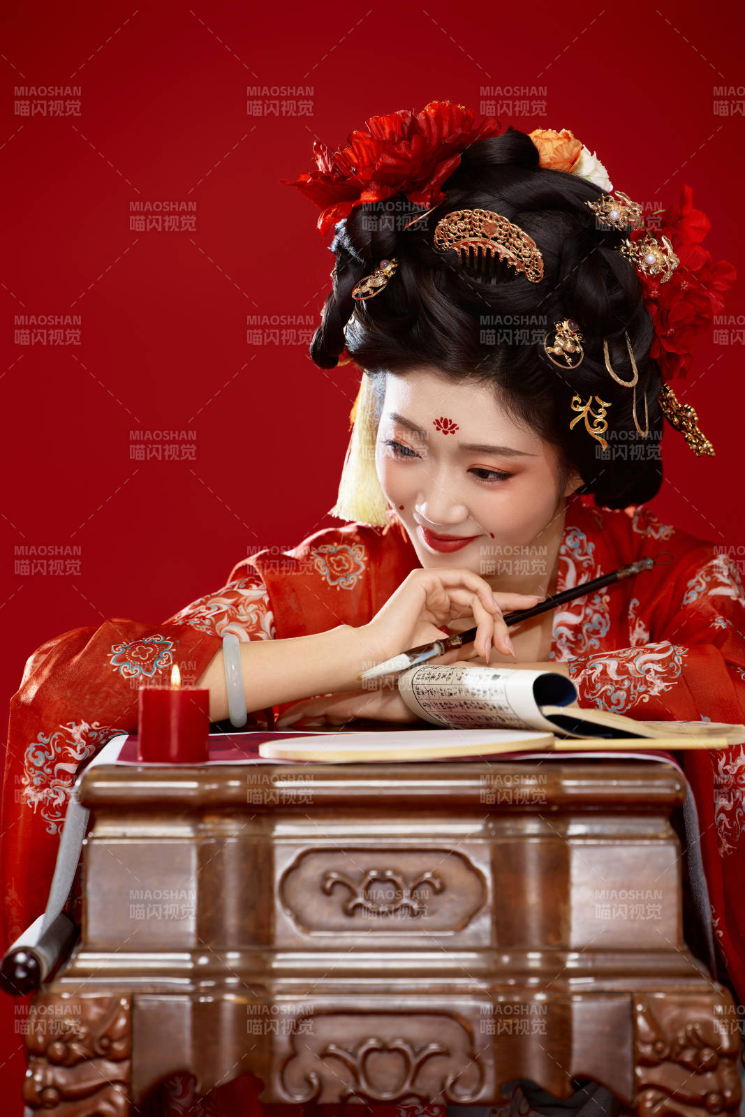 红色背景下大唐风韵女性古装妆容造型