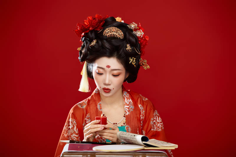 红色背景下大唐风韵女性古装妆容造型