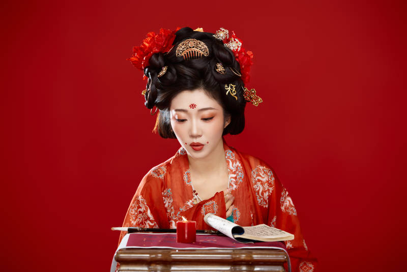 红色背景下大唐风韵女性古装妆容造型