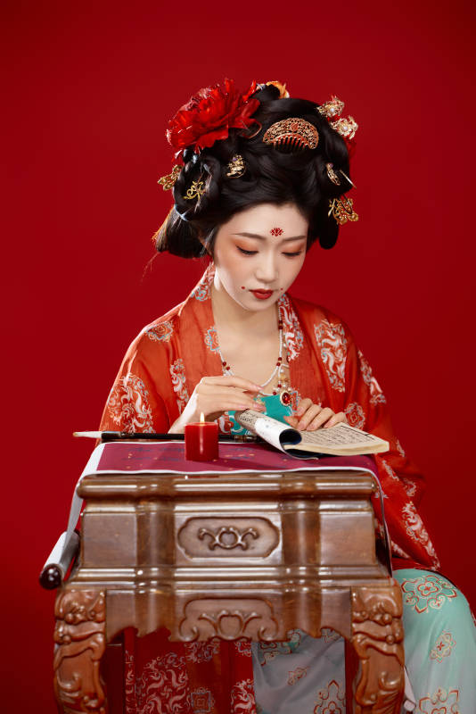 红色背景下大唐风韵女性古装妆容造型