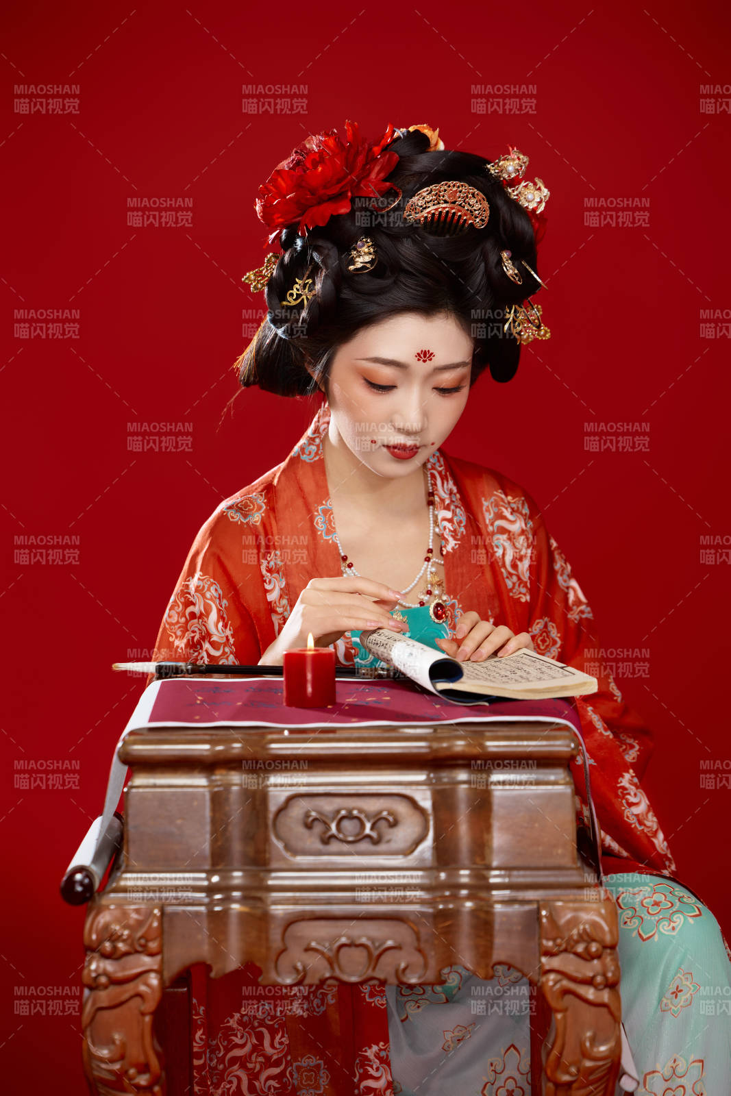 红色背景下大唐风韵女性古装妆容造型