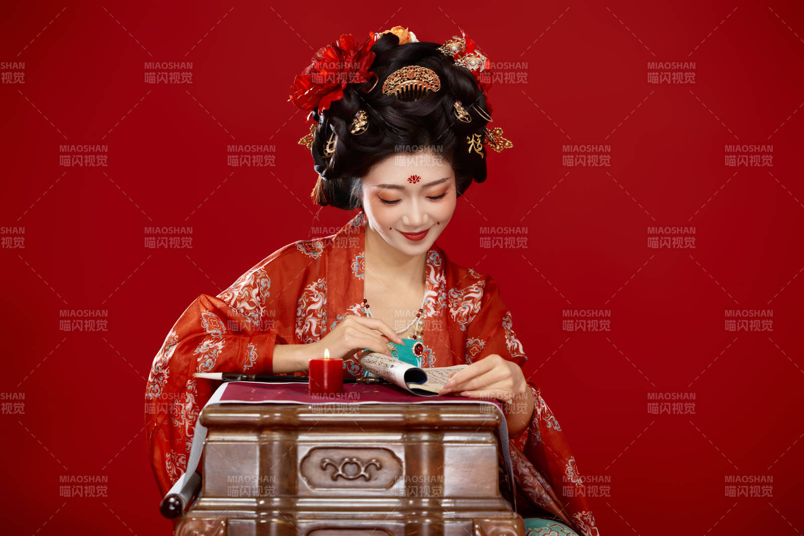 红色背景下大唐风韵女性古装妆容造型