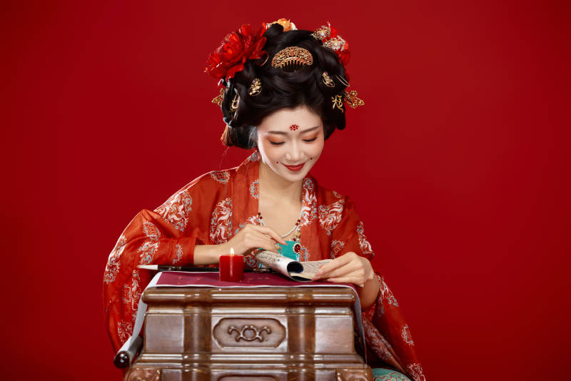 红色背景下大唐风韵女性古装妆容造型