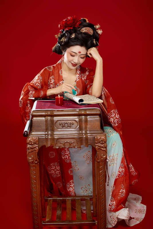 红色背景下大唐风韵女性古装妆容造型