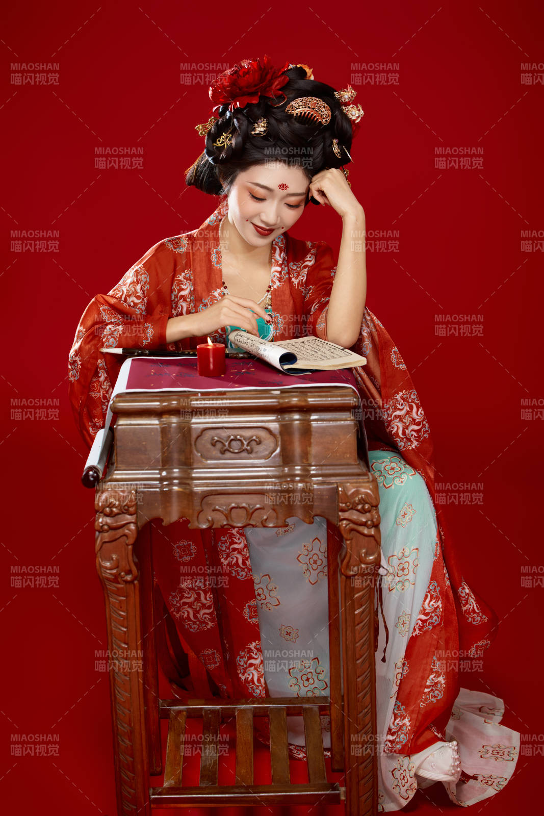 红色背景下大唐风韵女性古装妆容造型