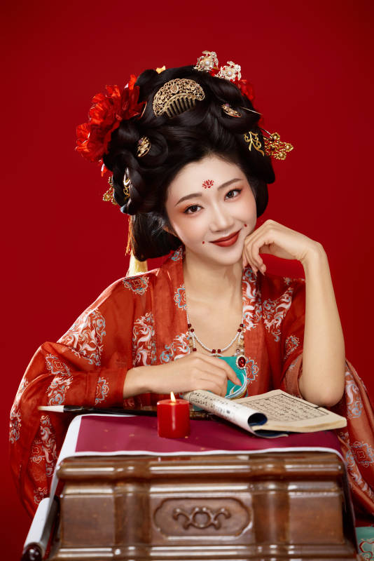 红色背景下大唐风韵女性古装妆容造型