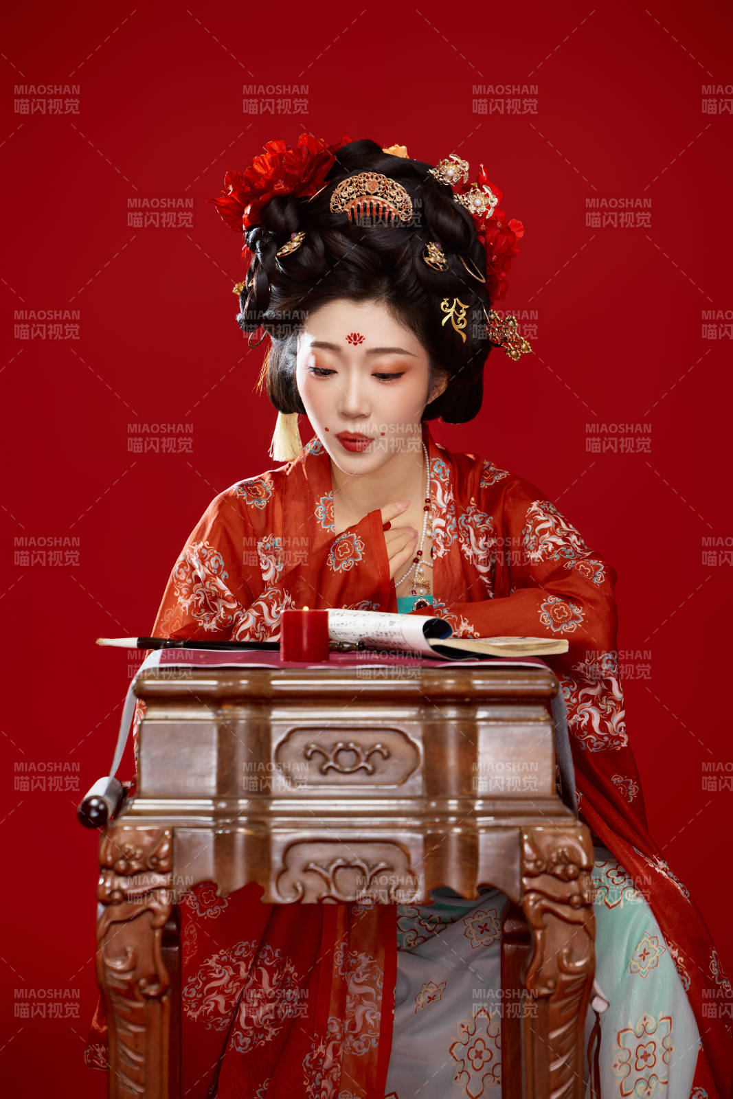 红色背景下大唐风韵女性古装妆容造型