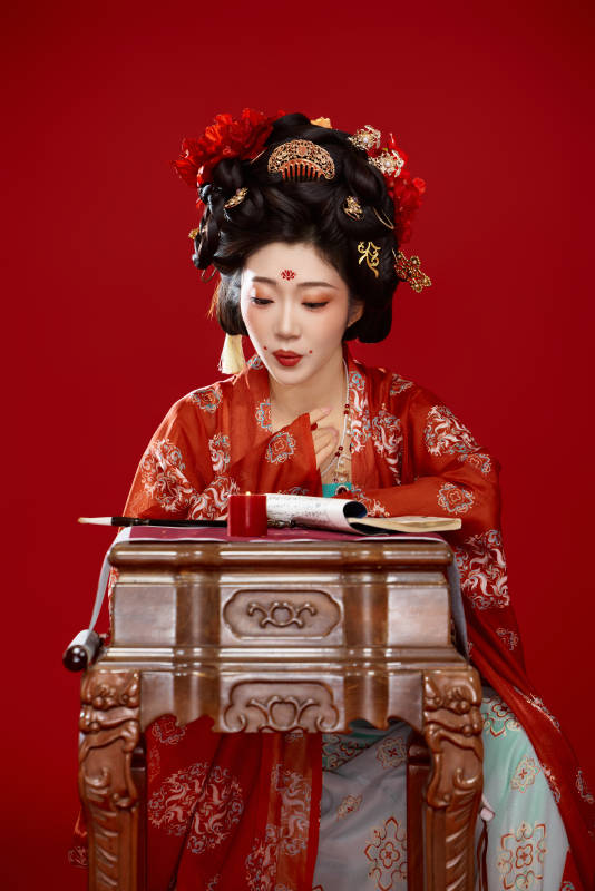 红色背景下大唐风韵女性古装妆容造型