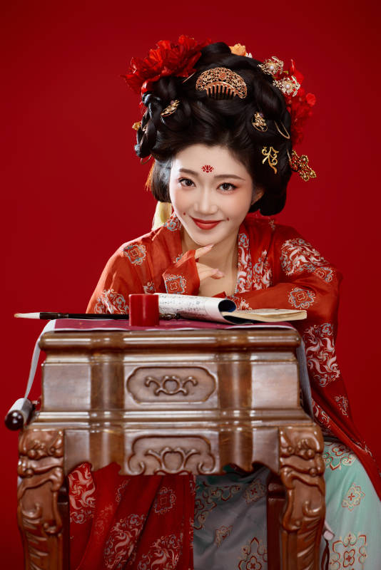 红色背景下大唐风韵女性古装妆容造型