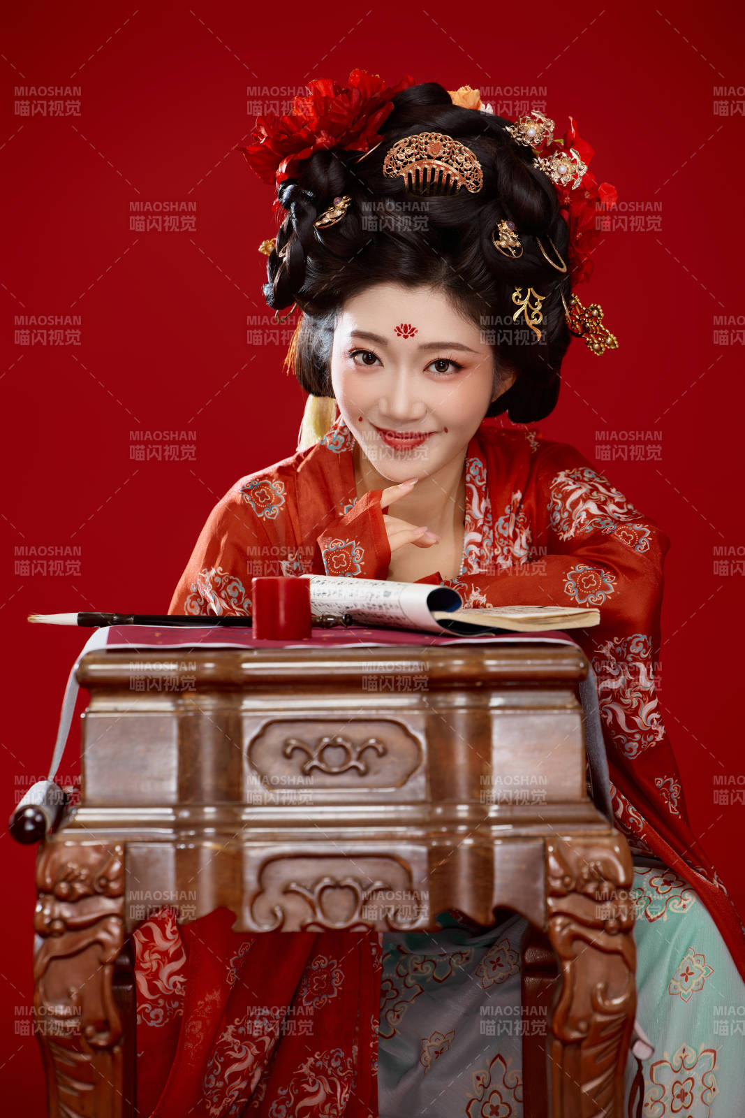 红色背景下大唐风韵女性古装妆容造型